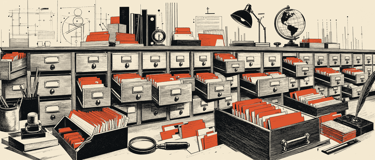 Une grande boîte à fiches d'archiviste en bois, des centaines de petites cartes vermillon dépassent des tiroirs entrouverts.